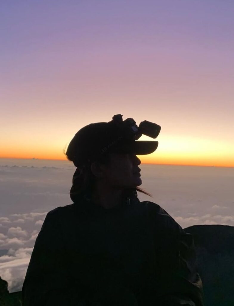 hiking-up-mount-agung